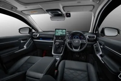 Interior dashboard Toyota Innova Zenix yang mewah dan modern untuk layanan rental mobil Bandung dengan driver dari Twins Rent Car.