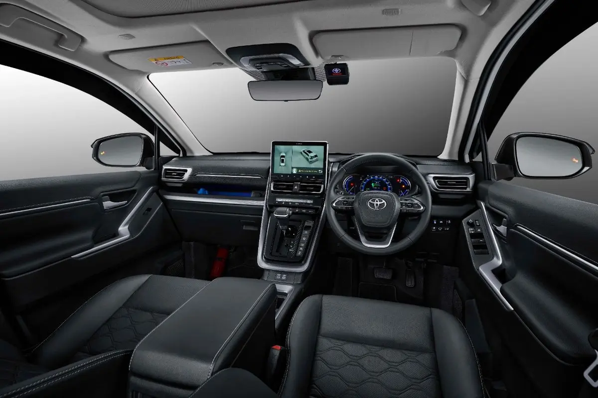 Interior dashboard Toyota Innova Zenix yang mewah dan modern untuk layanan rental mobil Bandung dengan driver dari Twins Rent Car.